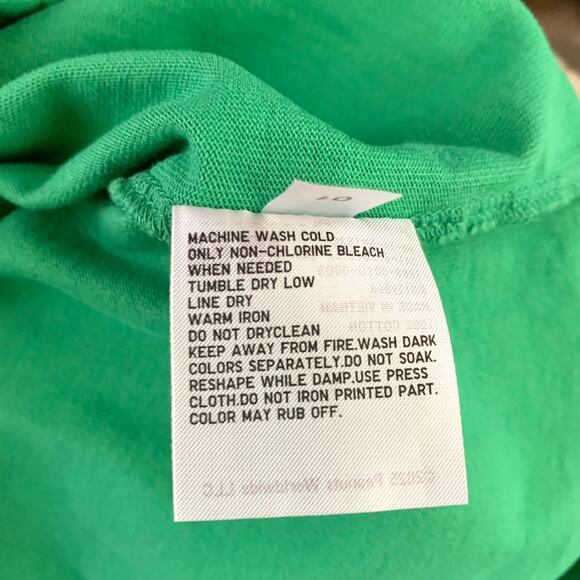 Uniqlo PEANUTS Stay With It, Snoopy UT Graphic T-Shirt in Green - Picture 8 of 9